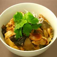 รูปของ ヘルシーなのにボリューム満点和風きのこ丼