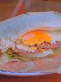 目玉焼きベーコンサラダサンド-レシピのメイン写真