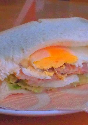 目玉焼きベーコンサラダサンド-レシピのメイン写真