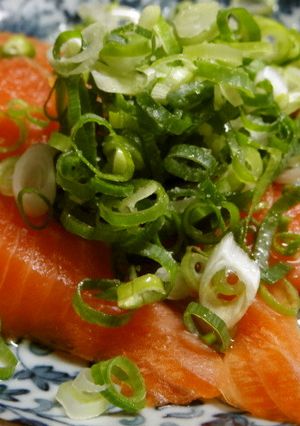 簡単美味サーモン刺しの九条ネギのっけ！-レシピのメイン写真