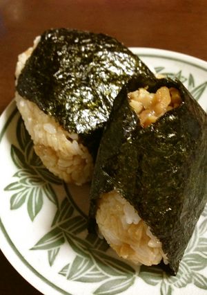 鶏皮の甘辛煮♪おにぎり-レシピのメイン写真