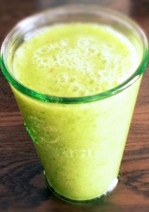 簡単 水菜と桃のグリーンスムージー-レシピのメイン写真