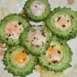 ゴーヤの中に目玉焼き