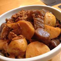รูปของ 里芋とこんにゃくと豚肉のコチュジャン煮