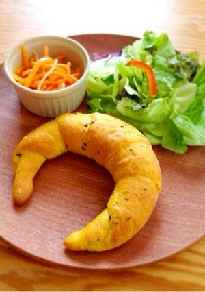 かぼちゃの三日月ロール。ハロウィンにも♪-レシピのメイン写真
