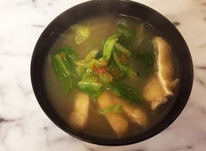 手軽美味しい♪キャベツと油揚げのお味噌汁-レシピのメイン写真