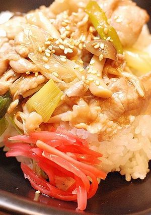 秋香る♪豚とキノコの甘辛丼ぶり-レシピのメイン写真