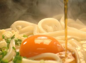 お月見！？茹でたうどんまんまで釜玉うどん-レシピのメイン写真