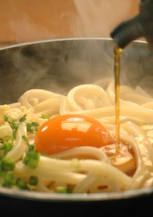 お月見！？茹でたうどんまんまで釜玉うどん-レシピのメイン写真