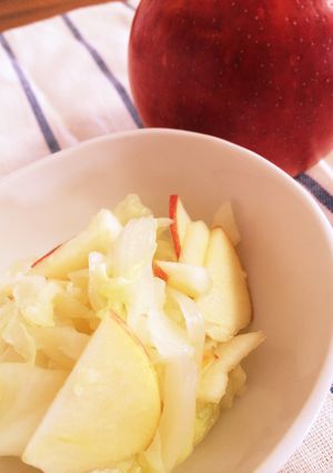 驚きの美味しさ！キャベツとりんごの酢の物-レシピのメイン写真