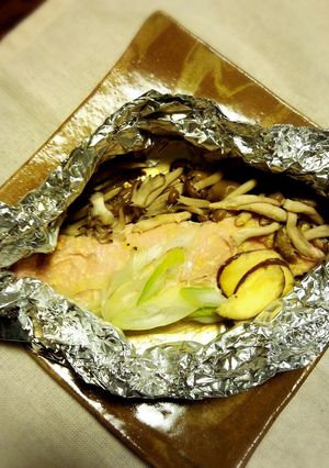 秋を感じる鮭のホイル焼き…西京味噌バター-レシピのメイン写真