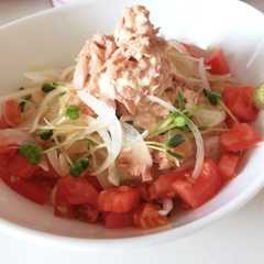 รูปของ かいわれとツナ水煮缶のサラダうどん