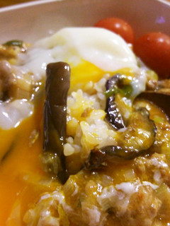 簡単温玉乗せ!茄子と挽肉のピリ辛丼-レシピのメイン写真