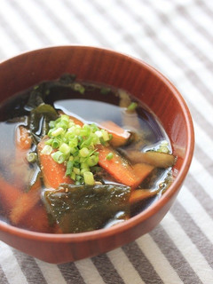麦味噌で金平牛蒡とわかめのお味噌汁。-レシピのメイン写真