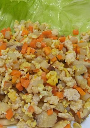 ピリ辛鶏そぼろのレタス巻き-レシピのメイン写真