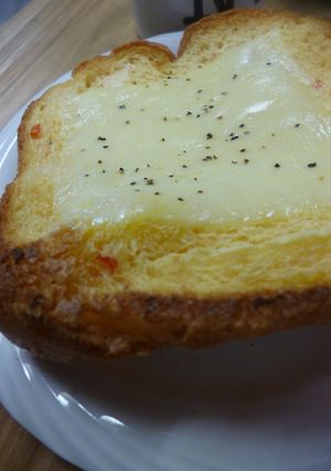 赤パブリカ入り食パンのチーズトースト-レシピのメイン写真