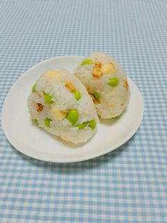 〖枝豆と胡桃とチーズのおにぎり〗-レシピのメイン写真