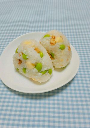 〖枝豆と胡桃とチーズのおにぎり〗-レシピのメイン写真