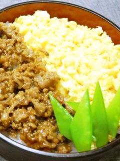 鳥そぼろ二色丼-レシピのメイン写真