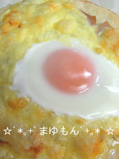 ハムとチーズの目玉ピザ-レシピのメイン写真