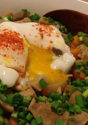 とろ～り温泉卵でモツ煮込み丼-レシピのメイン写真