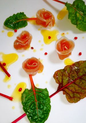 生ハムでキュートな薔薇の♪ セレブサラダ-レシピのメイン写真