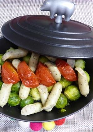 ストウブでウィンナーとゴロゴロ芽キャベツ-レシピのメイン写真