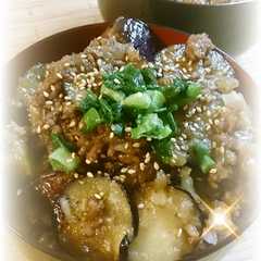 รูปของ 超簡単！なすと豚ひき肉のやみつき丼♡