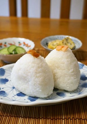 鮭と梅干しの塩おむすび-レシピのメイン写真