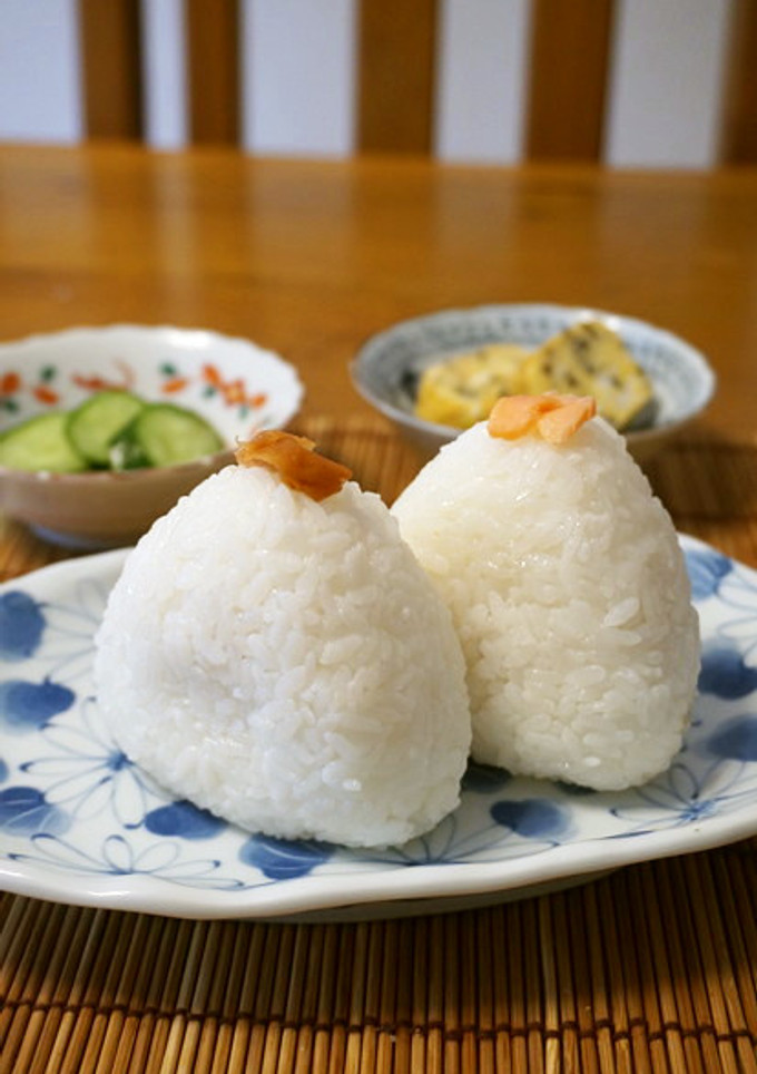 鮭と梅干しの塩おむすび-レシピのメイン写真