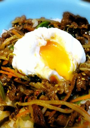 簡単♪ビビンバ風ポーチドエッグのせ丼-レシピのメイン写真