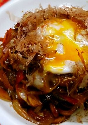 トロ～リ温泉玉子&ソース味の焼きうどん♪-レシピのメイン写真