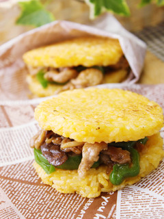 青椒肉絲のライスバーガー♡-レシピのメイン写真