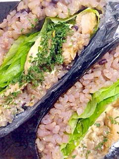 雑穀玄米で照りマヨチキンのおにぎらず-レシピのメイン写真