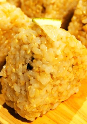 鶏ささみとしめじの塩レモンおにぎり-レシピのメイン写真