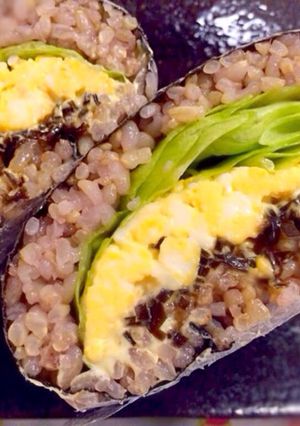 塩昆布マヨと炒り卵のおにぎらず-レシピのメイン写真