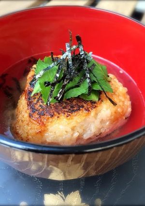 朝食や夜食にも！味噌焼きおにぎり茶漬け-レシピのメイン写真