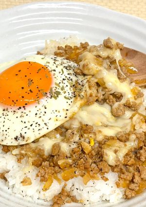 時短ランチに。とろ〜りチーズのガッツリ肉そぼろ丼-レシピのメイン写真