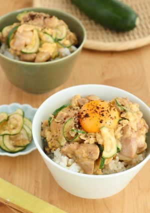 ズッキーニで楽しむ新定番！親子丼-レシピのメイン写真