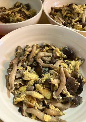 簡単🩷2種のキノコの香ばし醤油✨卵炒め-レシピのメイン写真