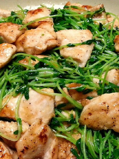 簡単!*鶏胸肉と豆苗のガリバタしょうゆ*-レシピのメイン写真