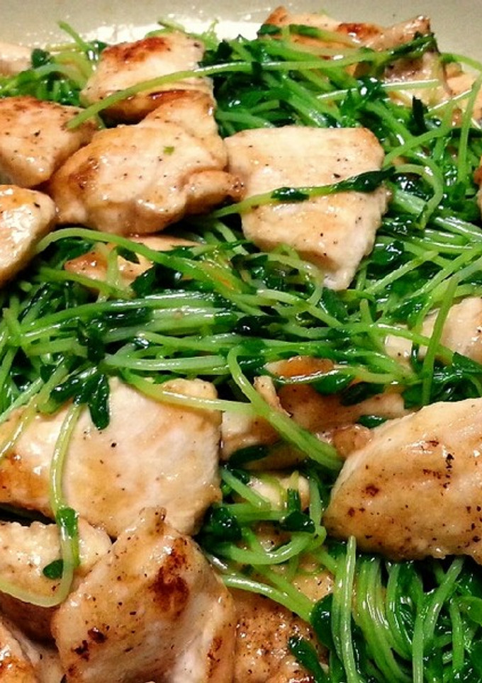 簡単！＊鶏胸肉と豆苗のガリバタしょうゆ＊-レシピのメイン写真