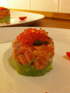 サーモンタルタルとアボカドとイクラの前菜-レシピのメイン写真