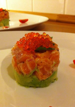 サーモンタルタルとアボカドとイクラの前菜-レシピのメイン写真