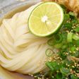 徳島特産のすだちと讃岐のぶっかけうどん