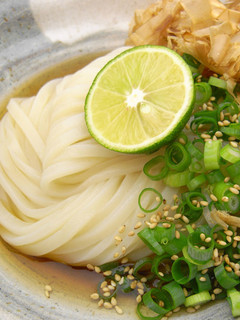 徳島特産のすだちと讃岐のぶっかけうどん-レシピのメイン写真