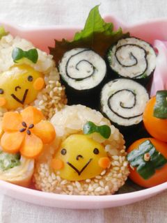秋キャラ弁♪栗ご飯おにぎりと柿トマト-レシピのメイン写真