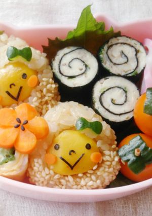 秋キャラ弁♪栗ご飯おにぎりと柿トマト-レシピのメイン写真