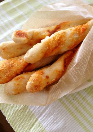 粉チーズをたっぷりのスティックパン-レシピのメイン写真
