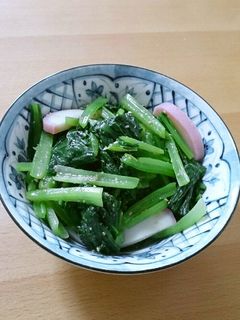 お弁当にも!小松菜とかまぼこの和え物-レシピのメイン写真